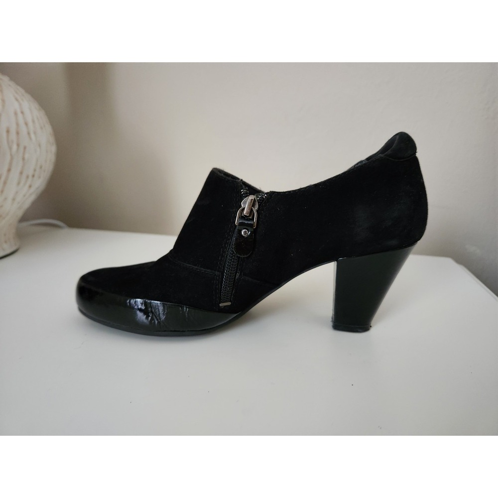 Clarks Womens Artisan Ankle Booties Black Suede Block Heel Almond Toe Zip Sz 7 M - Picture 2 of 10
